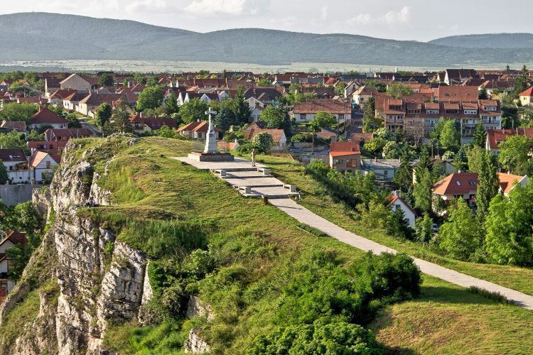 Geheimnisse auf dem Gipfel und im Bauch des Berges - die tausendjährige Geschichte des Benedekberges
