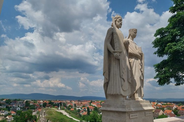 A tökéletes helyszín a közös szelfire Szent Istvánnal és Gizella királynéval