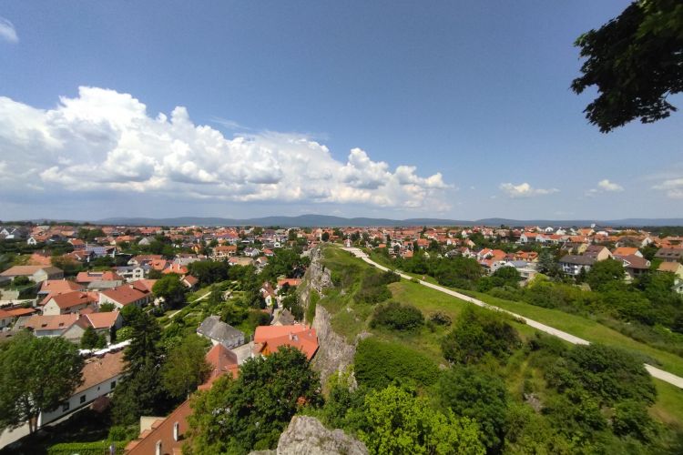 Titkok a hegy tetején és a gyomrában is, avagy a Benedek-hegy évezredes története