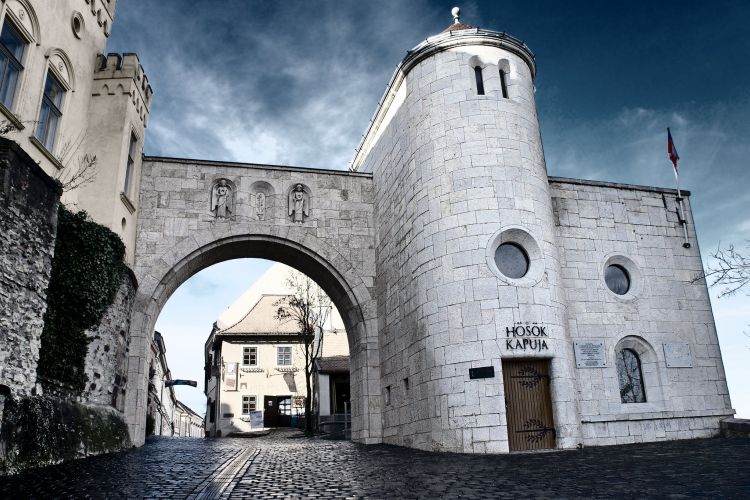 Megannyi hős és a veszprémi da Vinci kapuja a Várban