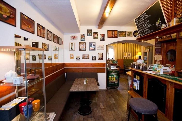 A blend of the smell of books and the essence of coffee in the Íródeák