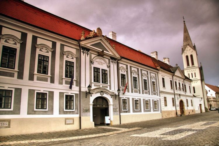 Der Palast des Domherrn Dubniczay, in dem sich ein Zeittor geöffnet hat