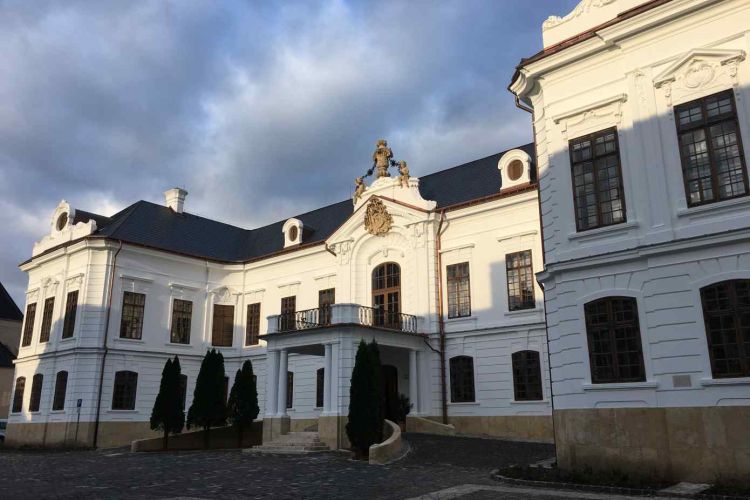 Egy palota a Várban, amely egyszerre idézi meg Párizst, Firenzét és Bécset