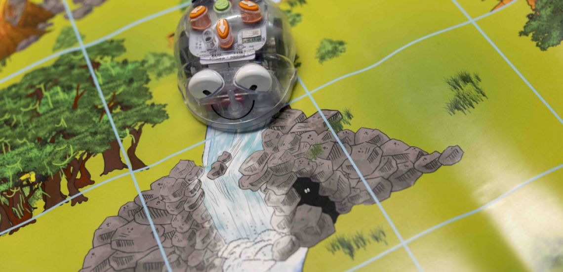 Húsvéti tojáskeresés Bee-Bot robotokkal és Makey Makey áramkörépítés