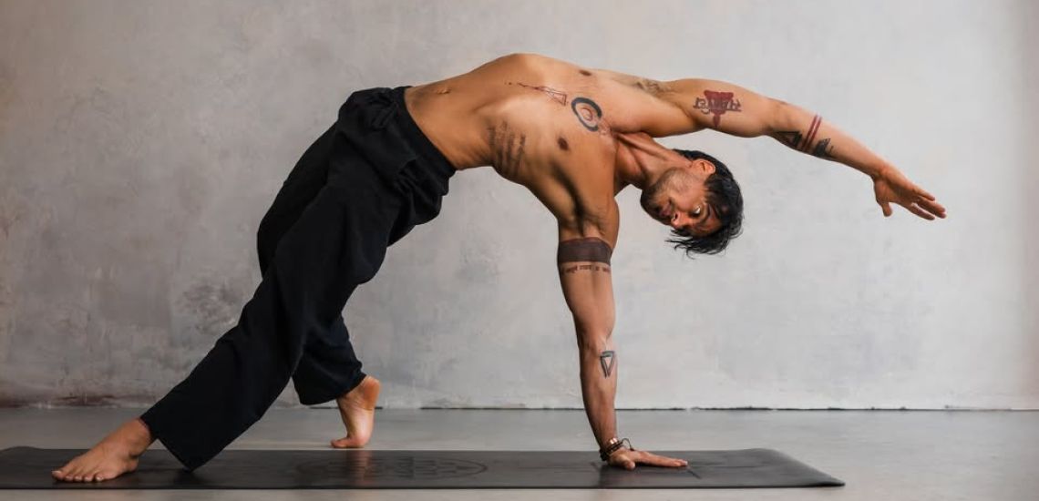 Jóga Diószegi Ádámmal - Ábel Tamás - Nem leszek aki voltam című kiállításában 