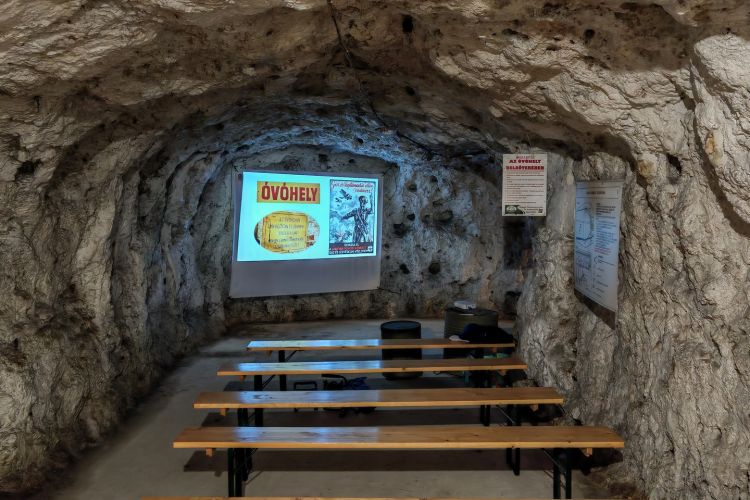 Óvóhely bejárás és történelmi kalandozás a Kolostorok és kertekben