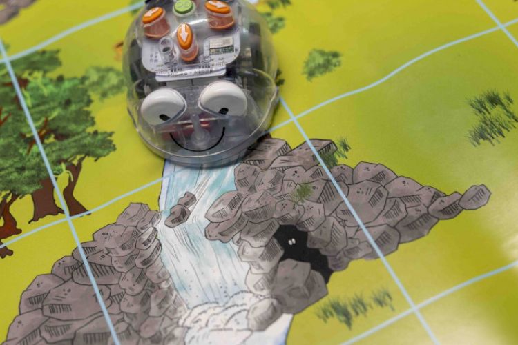 Húsvéti tojáskeresés Bee-Bot robotokkal és Makey Makey áramkörépítés