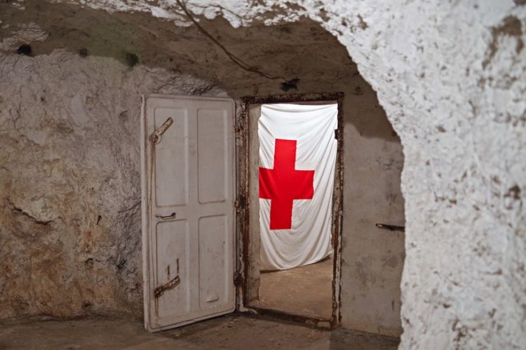 Óvóhely bejárás és történelmi kalandozás a vár körül