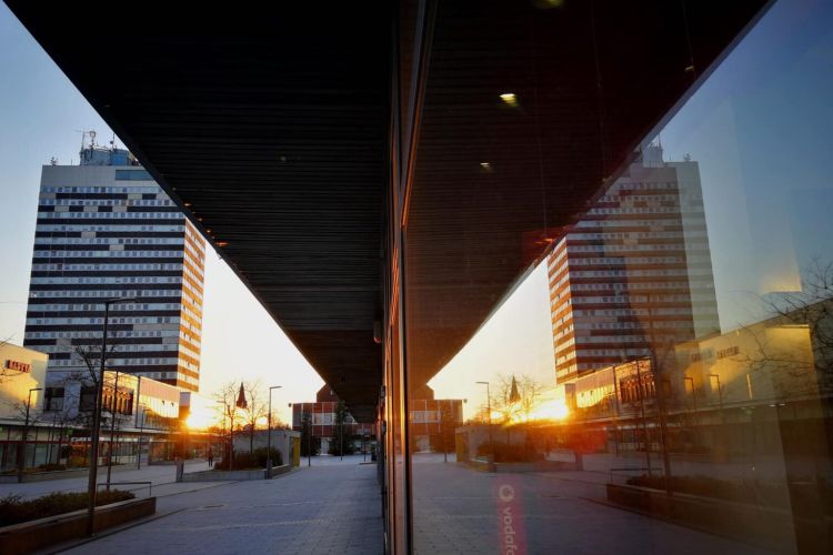 Bögre és Te-a Kossuth utcán – húszemeletes bejárással