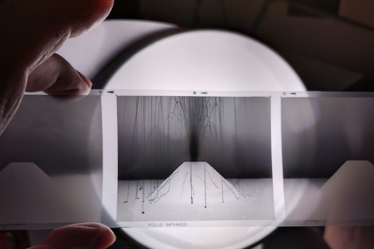 Szabó Dezső képzőművész /METU/ tárlatvezetése a Vulkánlabor című kiállításban