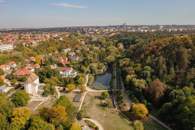 Történelmi kalandozás a Kolostorok és kertekben