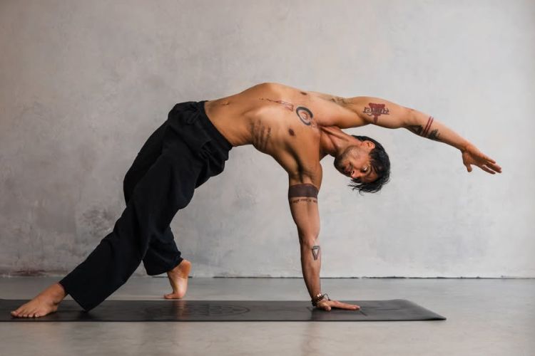 Jóga Diószegi Ádámmal - Ábel Tamás - Nem leszek aki voltam című kiállításában 