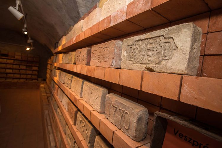 Bögre és Te-a Vár utcán - Tegulárium látogatással