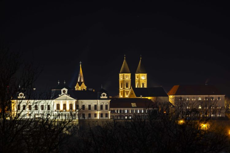 BETELT - „Fények és Árnyak” Éjszakai Zseblámpás Várfelfedezés - Ingyenes séta