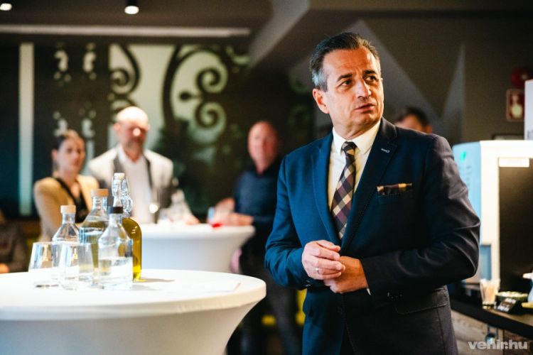 Isten éltessen, Oliva étterem!