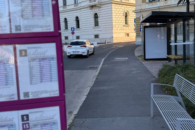 Új, fedett utasvárót alakítottak ki a Megyeház téren