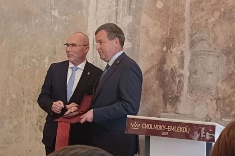 Dr. Gelencsér András kapta a Cholnoky-emlékdíjat Veszprémben