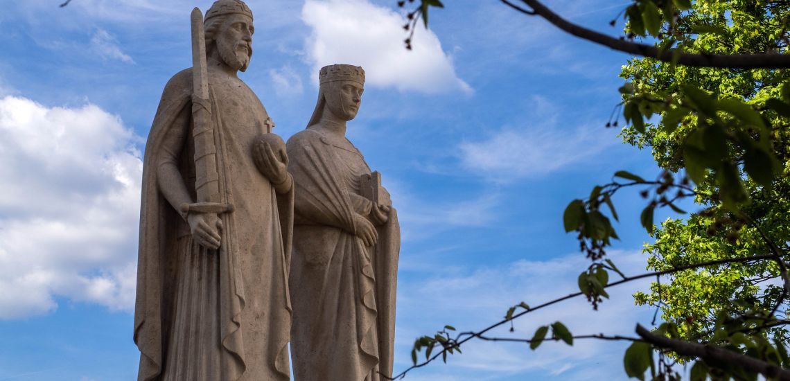 Statue des ersten Königpaars