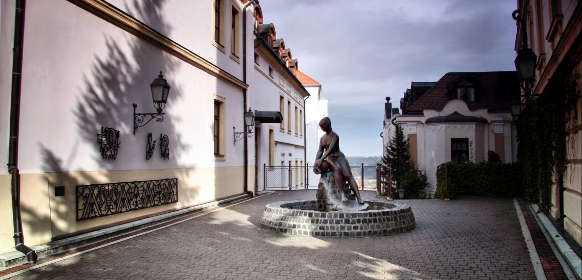 Városháza / Korsós lány szobra