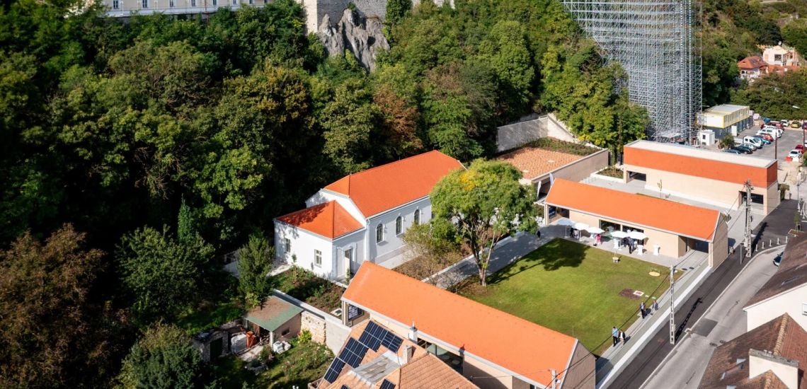 Veranstaltungszentrum in der Deák-Ferenc-Straße