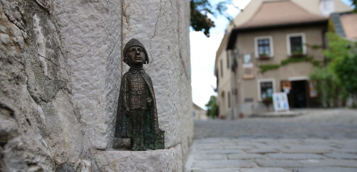 Ernst der Wächter - Mini-Statuen von Veszprém