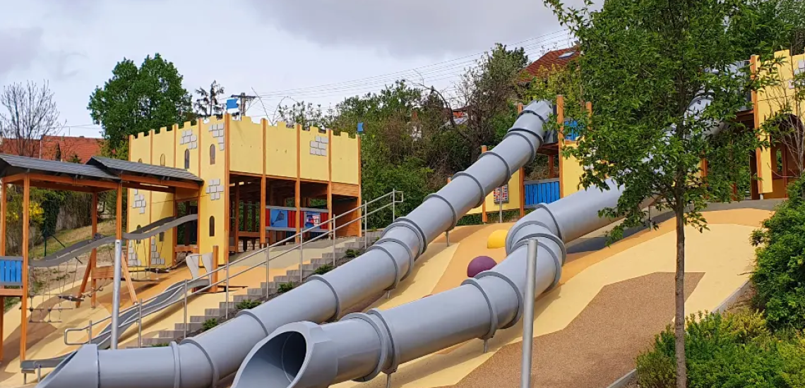 Rézsűs Spielplatz