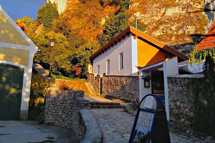 Völgy Kávézó és Fagyizó