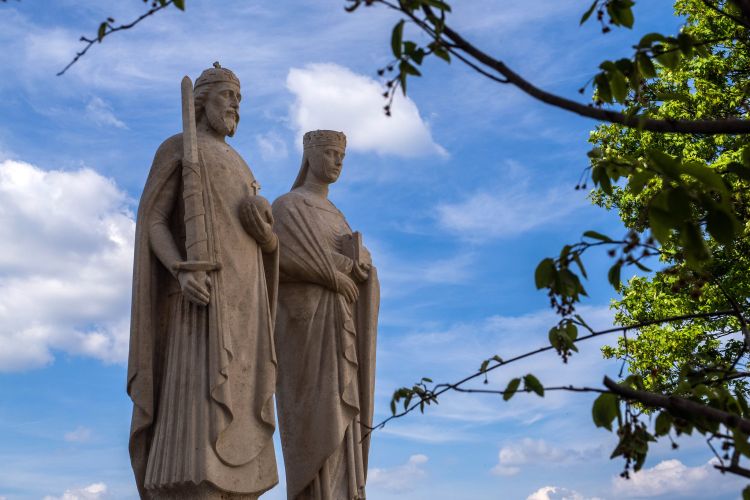 Szent István király és Gizella királyné szobra