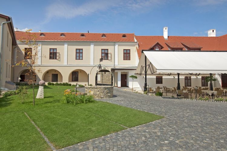 Hotel Historia**** & Historante