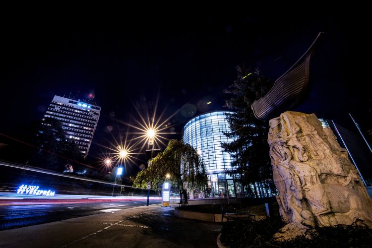 Kívülről zongora, belülről kulturális központ, nevezzük Hangvillának!