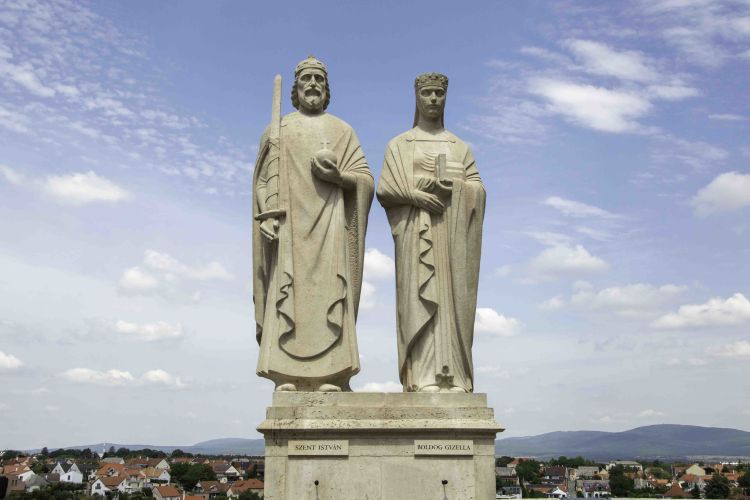 Statues of Saint Stephen and Gisela