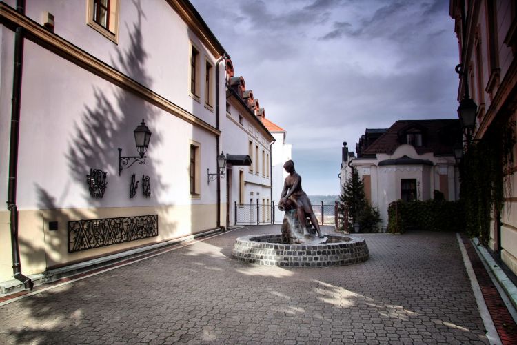 Városháza / Korsós lány szobra