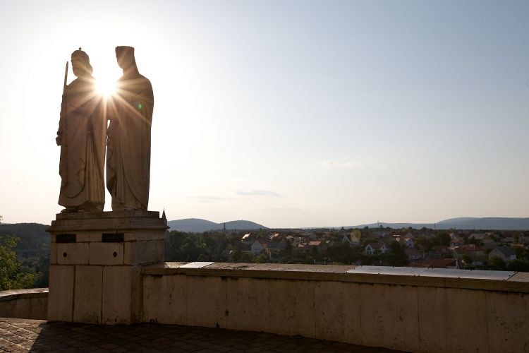 Statues of Saint Stephen and Gisela