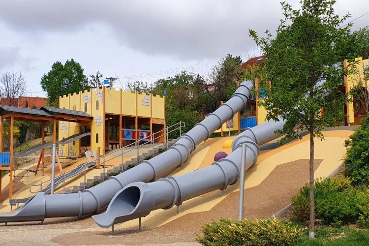 Rézsűs játszótér