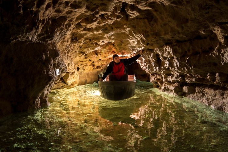 Tapolcai-tavasbarlang Látogatóközpont