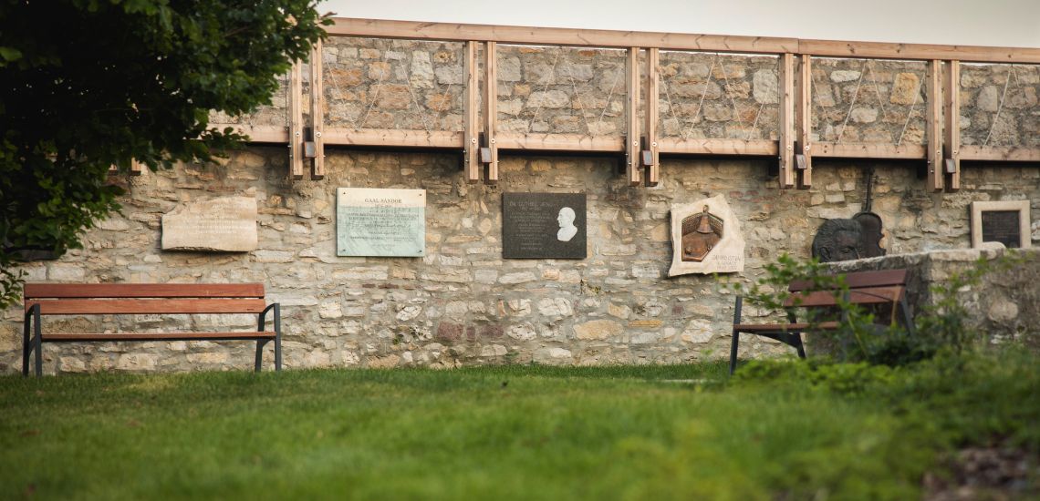 Kollár Kálmán – Auer Lipót és Zámbó István emléktáblái a Veszprémi Pantheonban