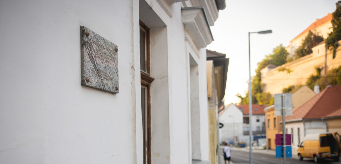 Az ismeretlen jó ember emléktáblája