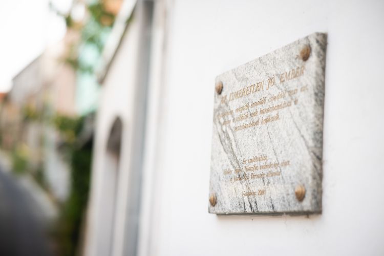 Az ismeretlen jó ember emléktáblája