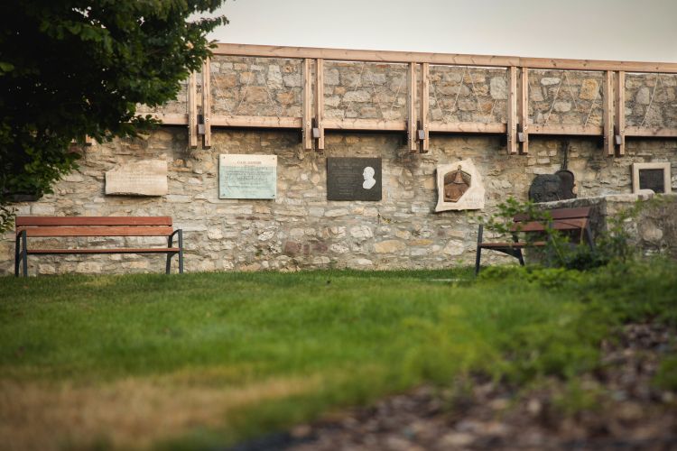 Kálmán Kollár – Die Gedenktafeln von Lipót Auer und István Zámbó