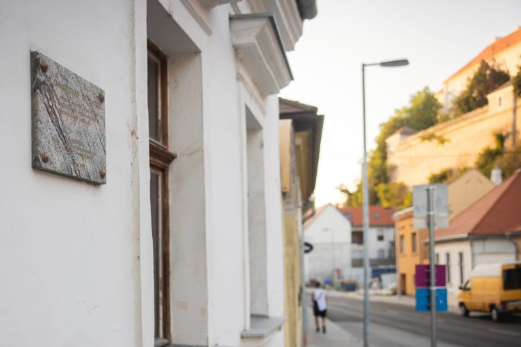 Az ismeretlen jó ember emléktáblája