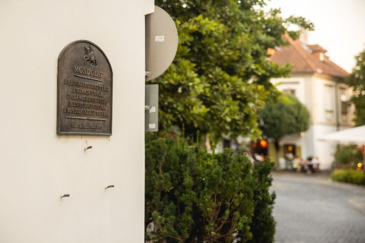 Mondolat-emléktábla